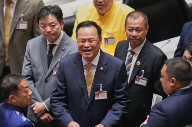 Fail - Perdana Menteri Thailand Anutin Charnvirakul, Pusat, Senyum dengan penggubal undang -undang sebelum dia membentangkan pernyataan dasar di Parlimen di Bangkok, Thailand, Isnin, 29 September, 2025.