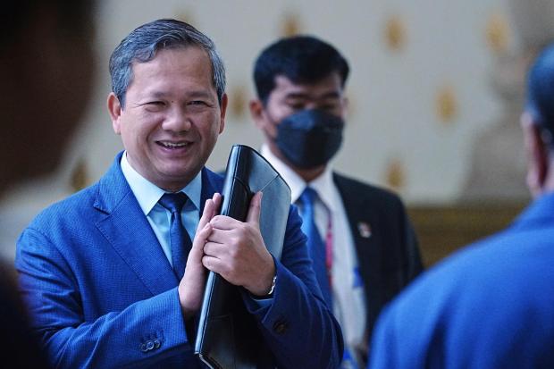 Fail - Perdana Menteri Kemboja Hun Manet, kiri, menyambut penggubal undang -undang ketika dia tiba di sesi draf undang -undang untuk meminda undang -undang mengenai kewarganegaraan di Perhimpunan Nasional di Phnom Penh Kemboja, Isnin, 25 Ogos 2025.