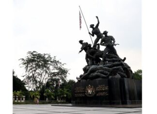 Gema yang jatuh di Tugu Negara pada Hari Peringatan