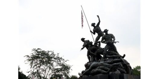 Gema yang jatuh di Tugu Negara pada Hari Peringatan