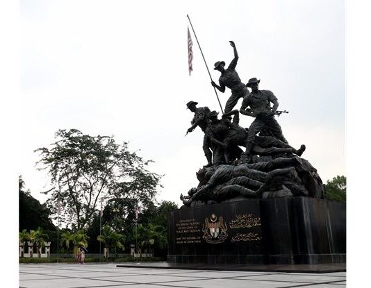 Gema yang jatuh di Tugu Negara pada Hari Peringatan