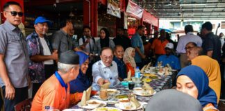 Anwar bergurau politik boleh berhenti seketika untuk ‘nasi dagang’ selepas meleret kepada ahli politik ‘merengek’