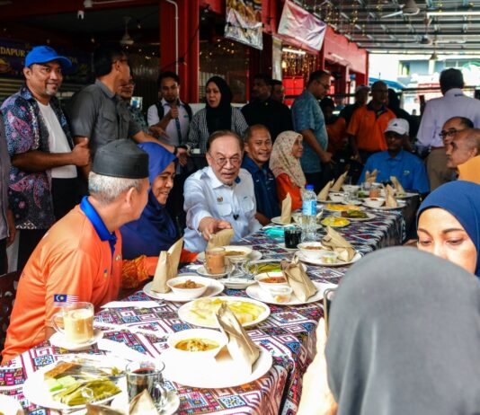 Anwar bergurau politik boleh berhenti seketika untuk ‘nasi dagang’ selepas meleret kepada ahli politik ‘merengek’