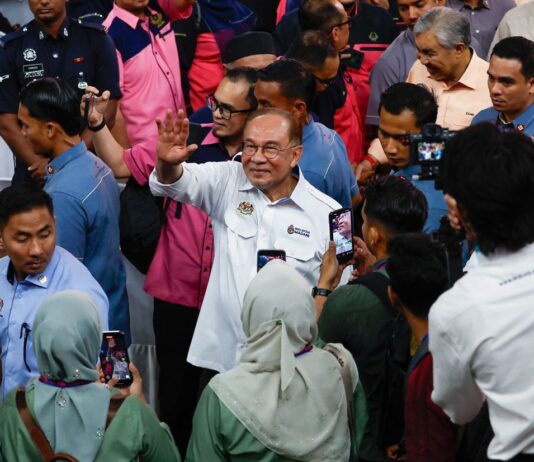 PM Anwar kekal sebagai pemimpin politik paling disukai negara, kata tinjauan Merdeka Center