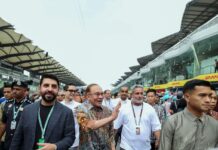 Demam F1 semakin memuncak apabila PM Anwar berjalan di lorong pit di Sepang