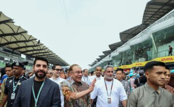 Demam F1 semakin memuncak apabila PM Anwar berjalan di lorong pit di Sepang