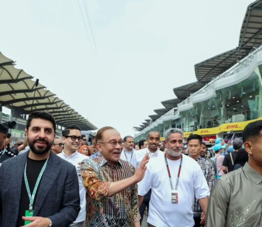 Demam F1 semakin memuncak apabila PM Anwar berjalan di lorong pit di Sepang