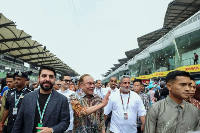 Demam F1 semakin memuncak apabila PM Anwar berjalan di lorong pit di Sepang